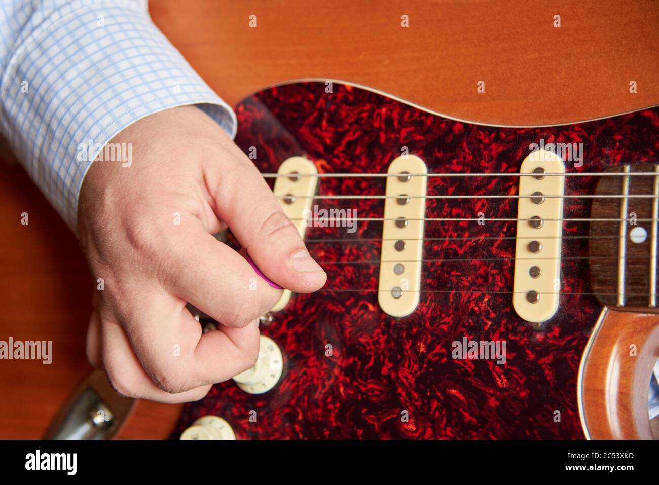Un homme joue la guitare électrique avec un médiateur, gros plan Photo  Stock - Alamy