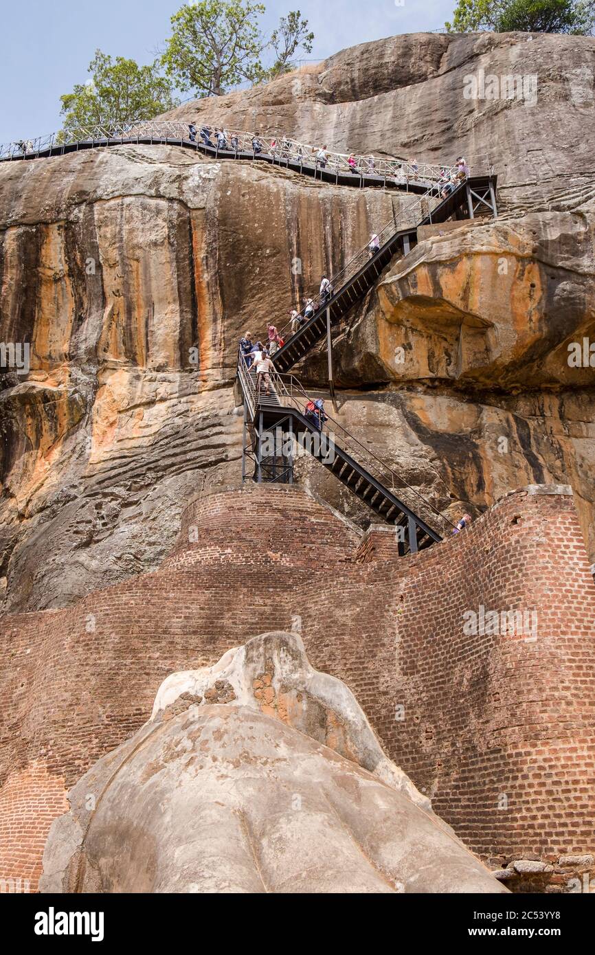 Escaliers escarpés pour monter le rocher de Sigiriya, Sri Lanka Banque D'Images