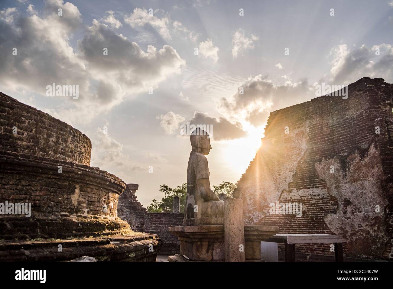 Statue de Bouddha au coucher du soleil dans une ruine de la vieille capitale du Sri Lanka, Polonnaruwa Banque D'Images