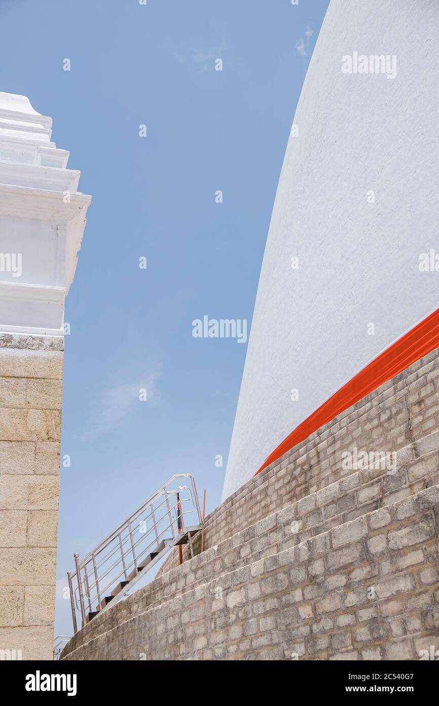 Escaliers vers le Dagoba blanc, toit d'un temple au Sri Lanka Banque D'Images