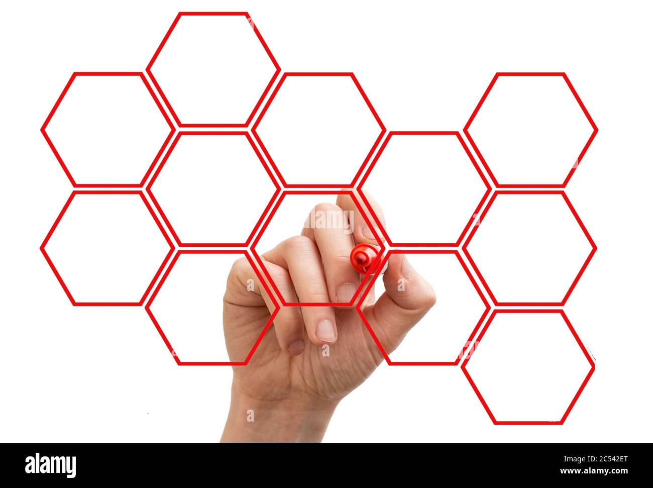 Main masculine dessinant un motif nid d'abeille sur un tableau blanc Banque D'Images