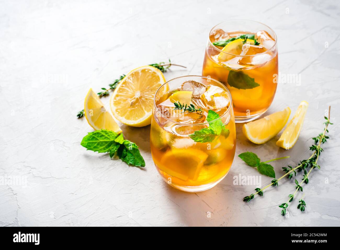 Thé glacé avec glace, menthe et citron. Banque D'Images