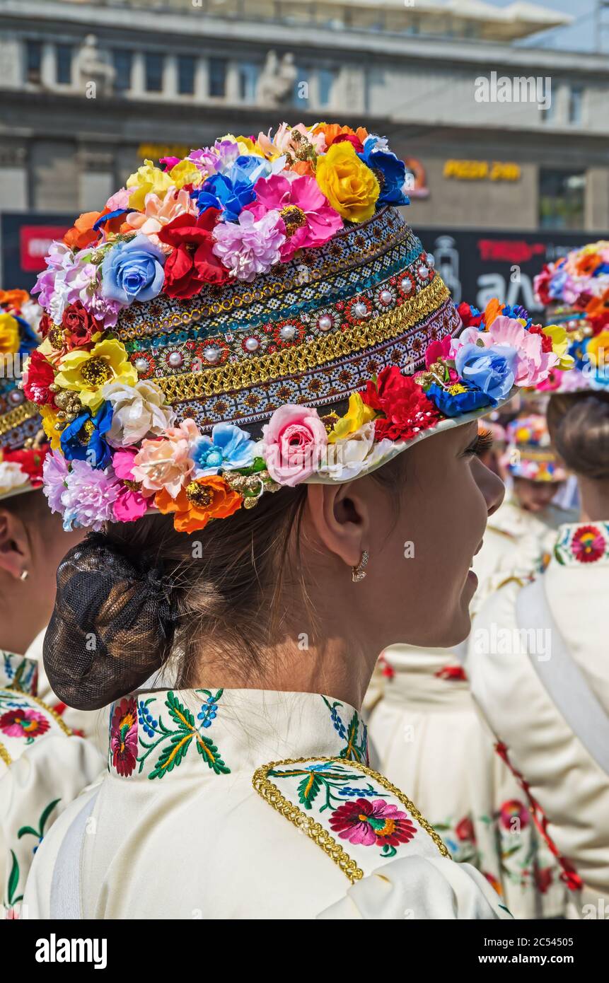 Les filles en chapeaux romantiques tendance avec des fleurs colorées se  tiennent au festival de la ville. Costumes de style ukrainien national  Photo Stock - Alamy