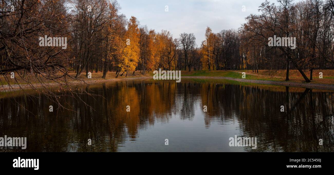Paysage d'automne : lac et arbres avec des reflets sur une eau Banque D'Images