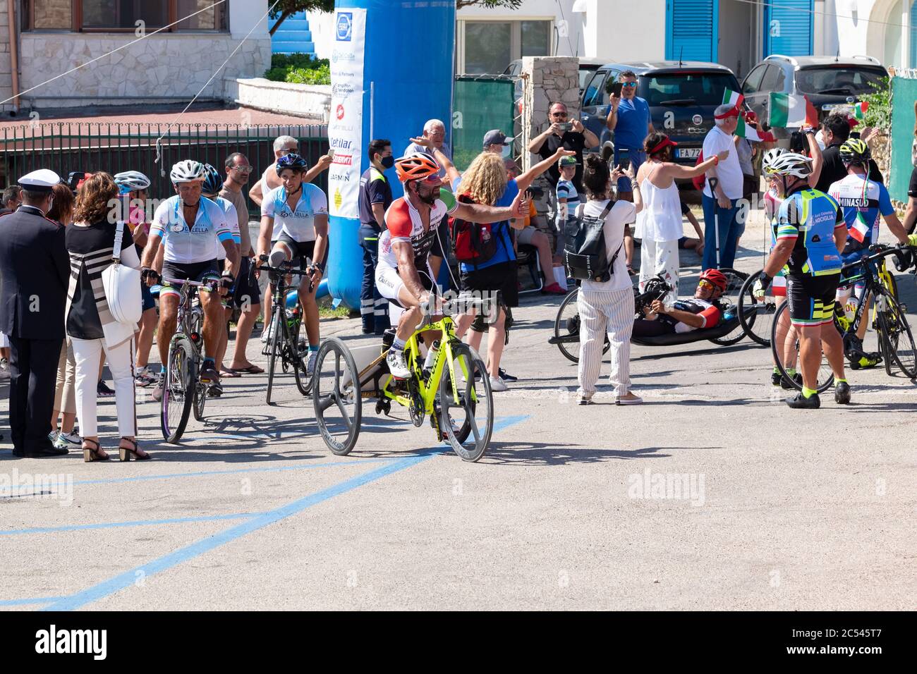 Du 28 au 2020 juin, l'arrivée des athlètes paralympiques du relais tricolore à la course de St. Mary of Leuca souhaitée par Alex Zanardi Banque D'Images