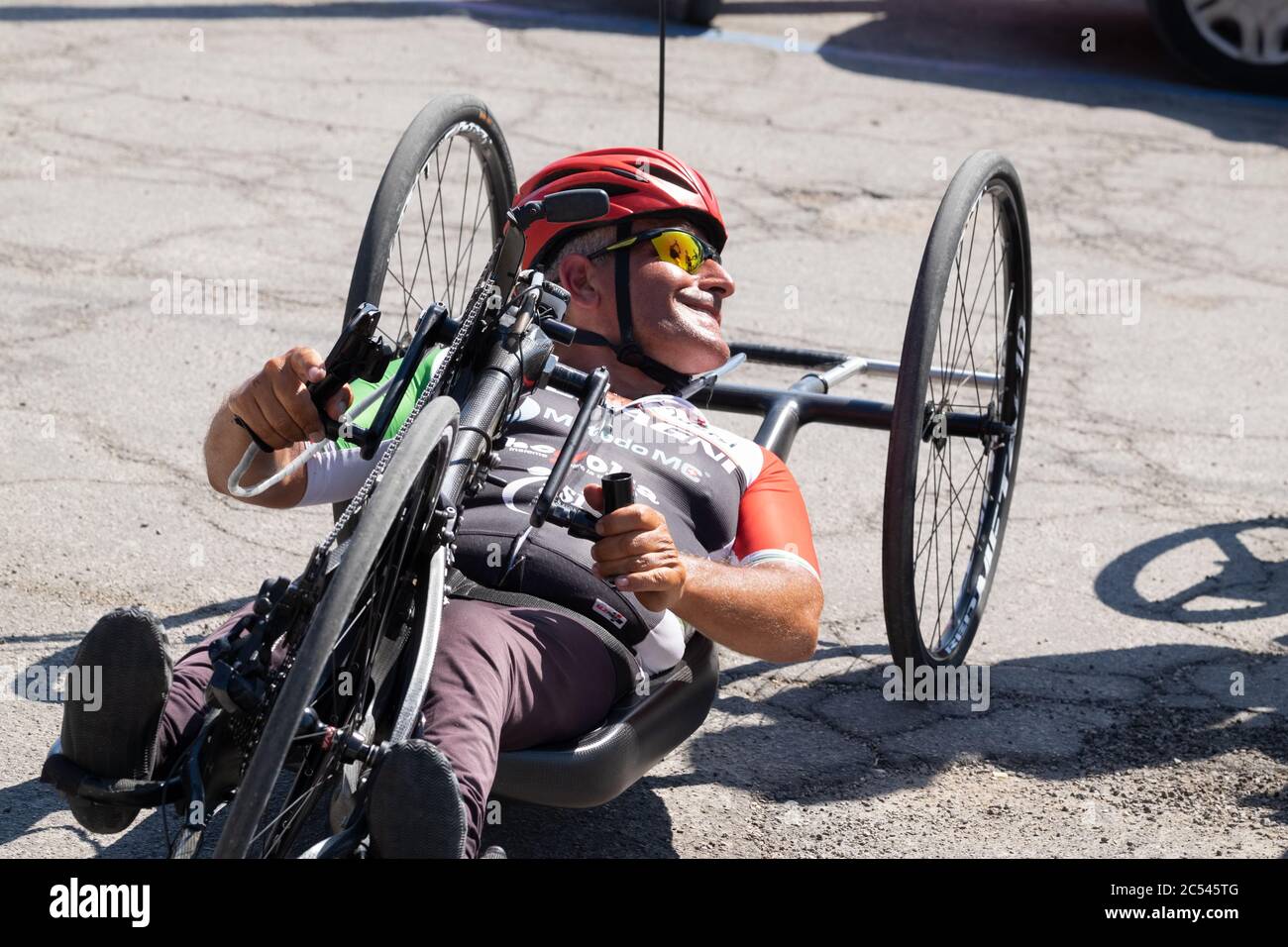 Du 28 au 2020 juin, S. Maria di Leuca, Italie du Sud, han athlète de vélo après l'arrivée du relais tricolore voulu par Alex Zanardi et Obiettivo3. Banque D'Images