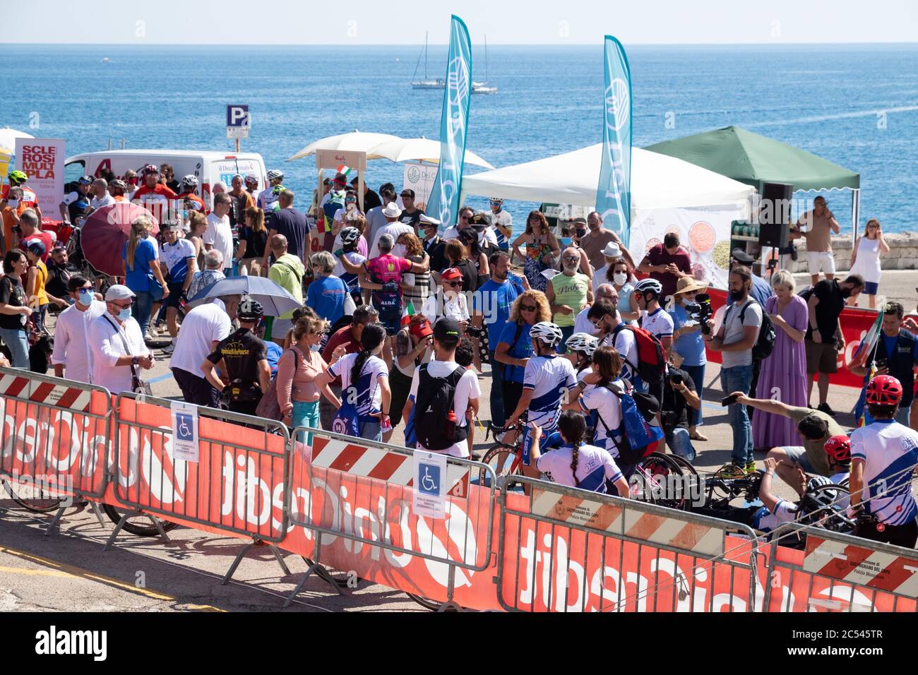 Le 28 juin 2020, S. Maria di Leuca, Italie du Sud, le public célèbre les participants de la dernière étape du relais Tricolore voulu par Alex Zanardi. Banque D'Images