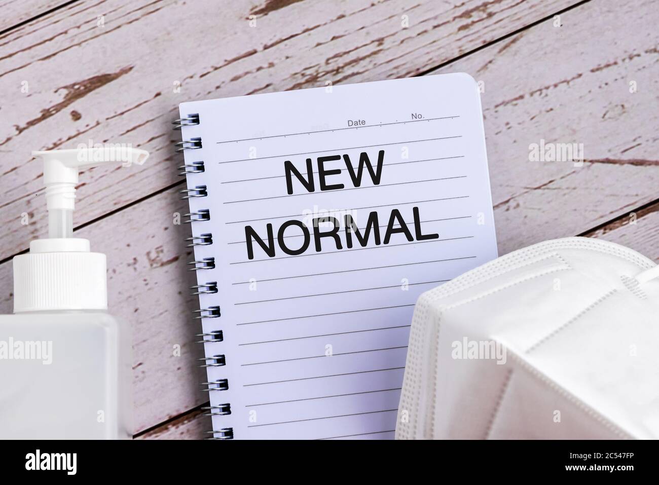 Nouveau texte normal sur bloc-notes, masque chirurgical et assainisseur Banque D'Images