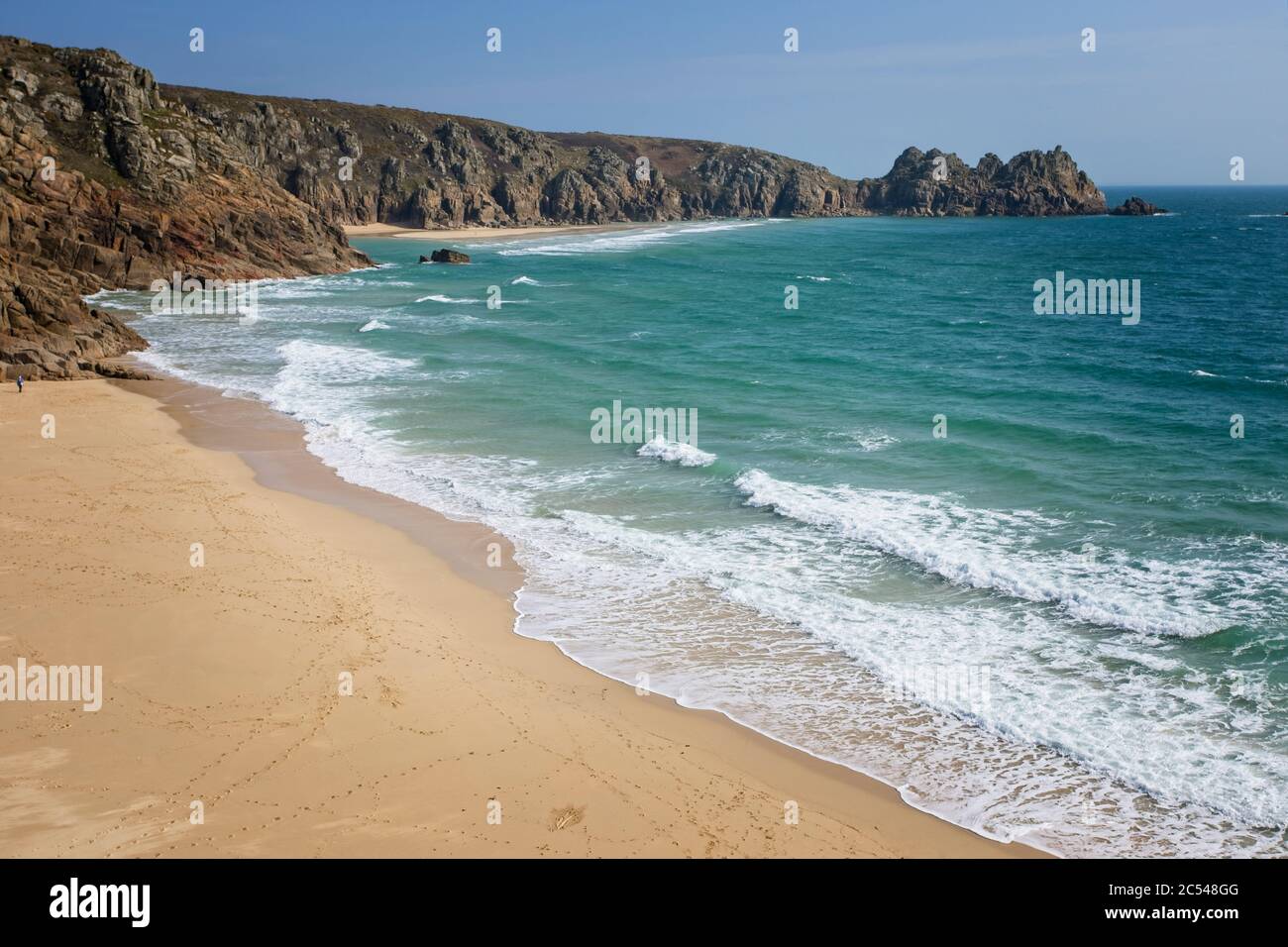 Plage de Porthcurno et Logan's Rock, Cornwall, Angleterre, Royaume-Uni. Banque D'Images