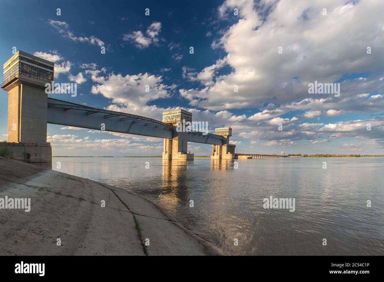 Structure hydraulique, barrage par lequel coule une rivière, en béton et en métal. Astrakhan, Russie. Photo de haute qualité Banque D'Images