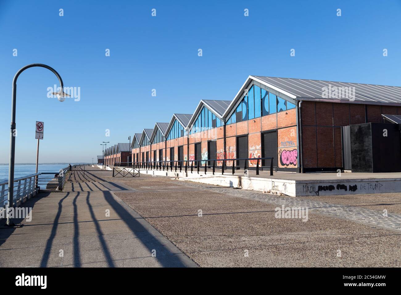 ROSARIO, ARGENTINE - 6 JUILLET 2019 : parc en bord de rivière à côté de la rivière Parana. Promenade classique de Rosario près du parc de l'espagne. Banque D'Images