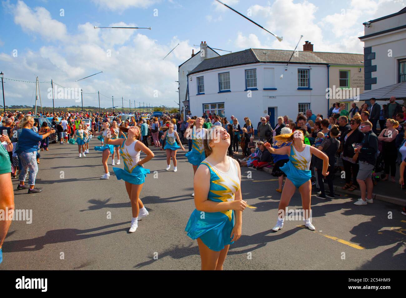 Baton Twirling cheerleaders au Carnaval d'Appledore, août 2019 Banque D'Images