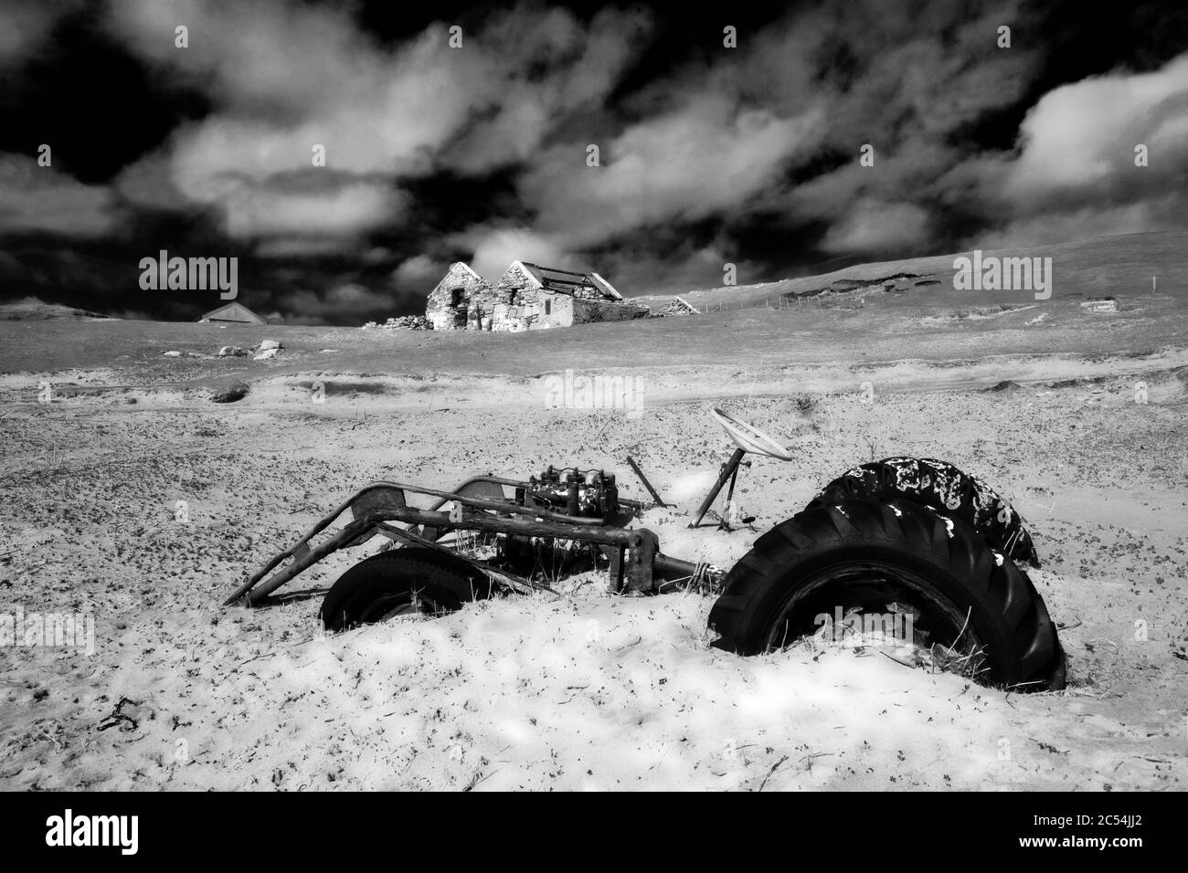 Image infrarouge d'un tracteur abandonné sur la plage, Berneray, Îles de l'Ouest, Écosse. Banque D'Images