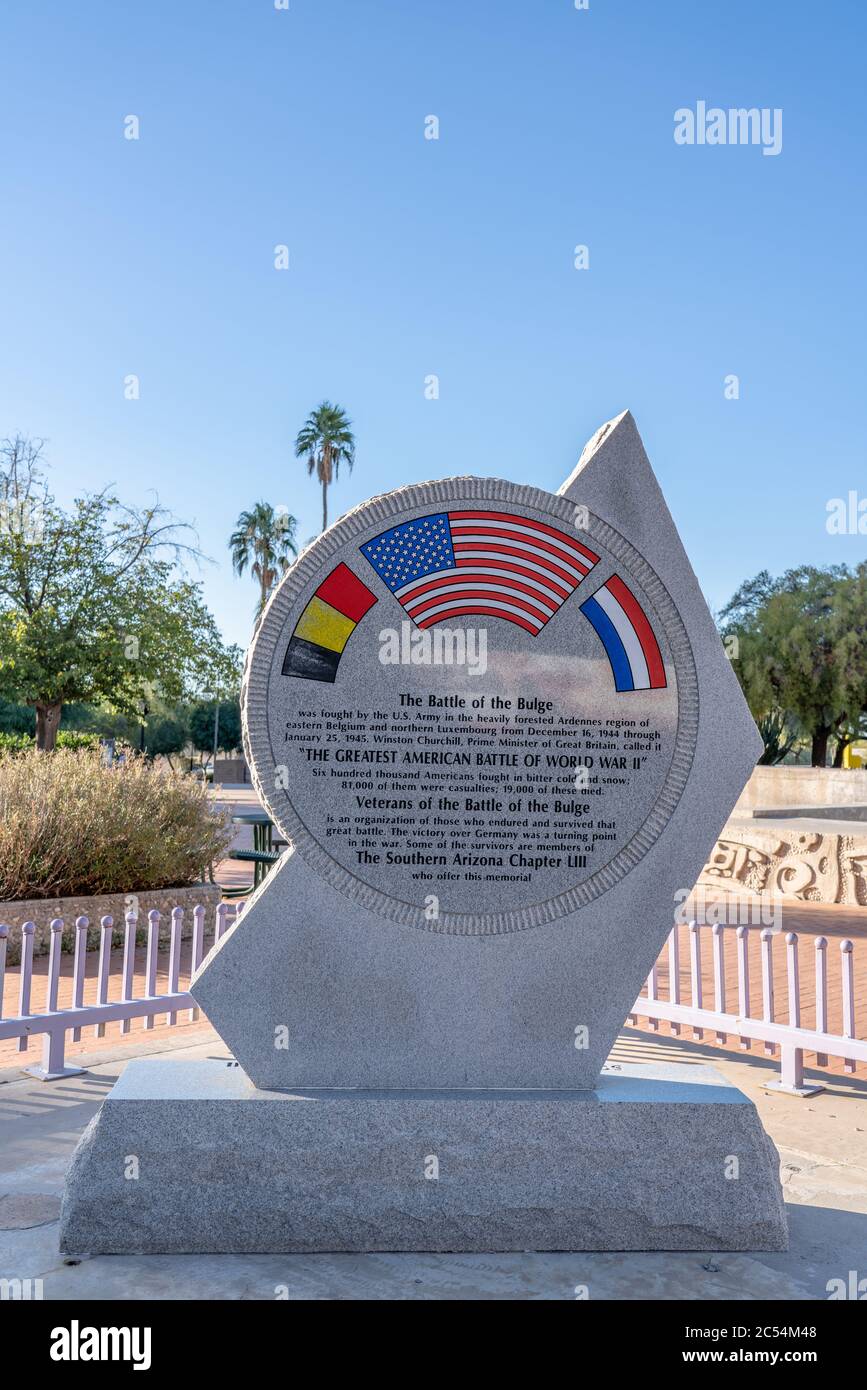 Tucson, AZ - 26 novembre 2019 : arrière du monument en pierre des vétérans de la bataille des Budge, dans le centre-ville de la Seconde Guerre mondiale, dans le parc Presidio. Banque D'Images