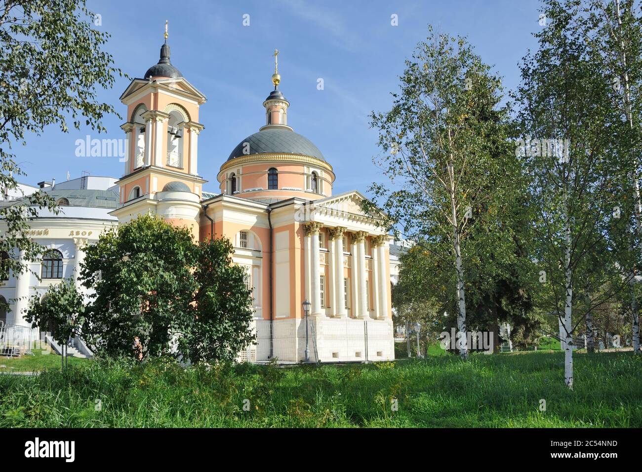 L'église de Sainte-Barbara encadrée par des Birch Trees. Vue en début de matinée depuis le nouveau parc Zaryadye, Moscou, Russie. Banque D'Images