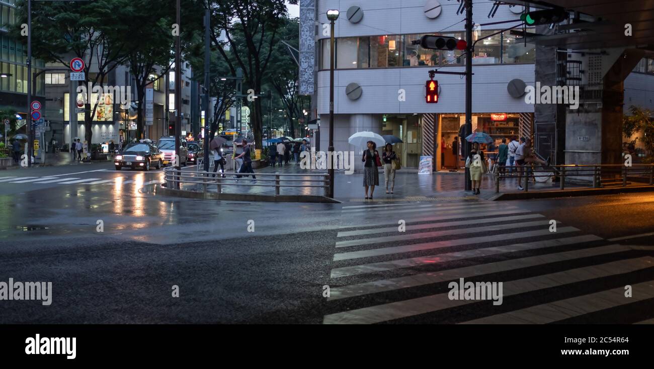 Les gens attendent de traverser la rue à Dogenzakue Street, Shibuya, Tokyo, Japon Banque D'Images