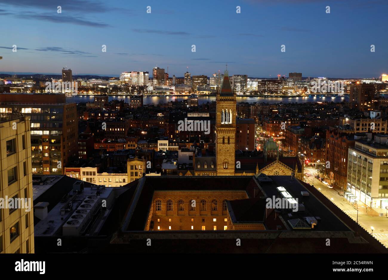 La vue nocturne du quartier de Back Bay avec clocher de l'ancienne église du Sud et de la bibliothèque publique de Boston en premier plan et Charles River et Cambridge en arrière-plan.Boston.Massachusetts.USA Banque D'Images