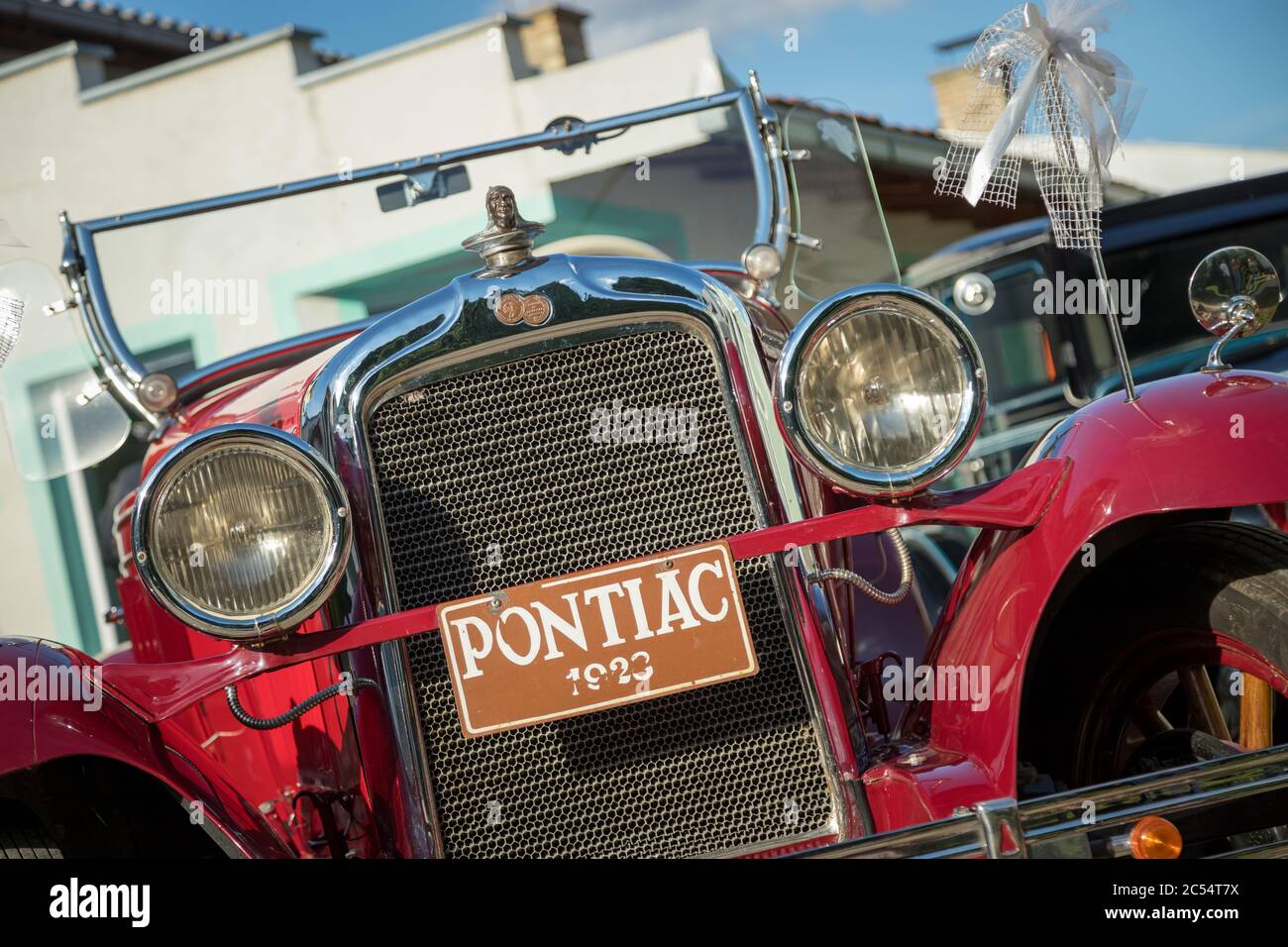 Pancevo, Serbie - 27 septembre 2019 : face avant de la voiture rouge vintage 1928 Pontiac garée dans la cour du musée des collectionneurs. Banque D'Images