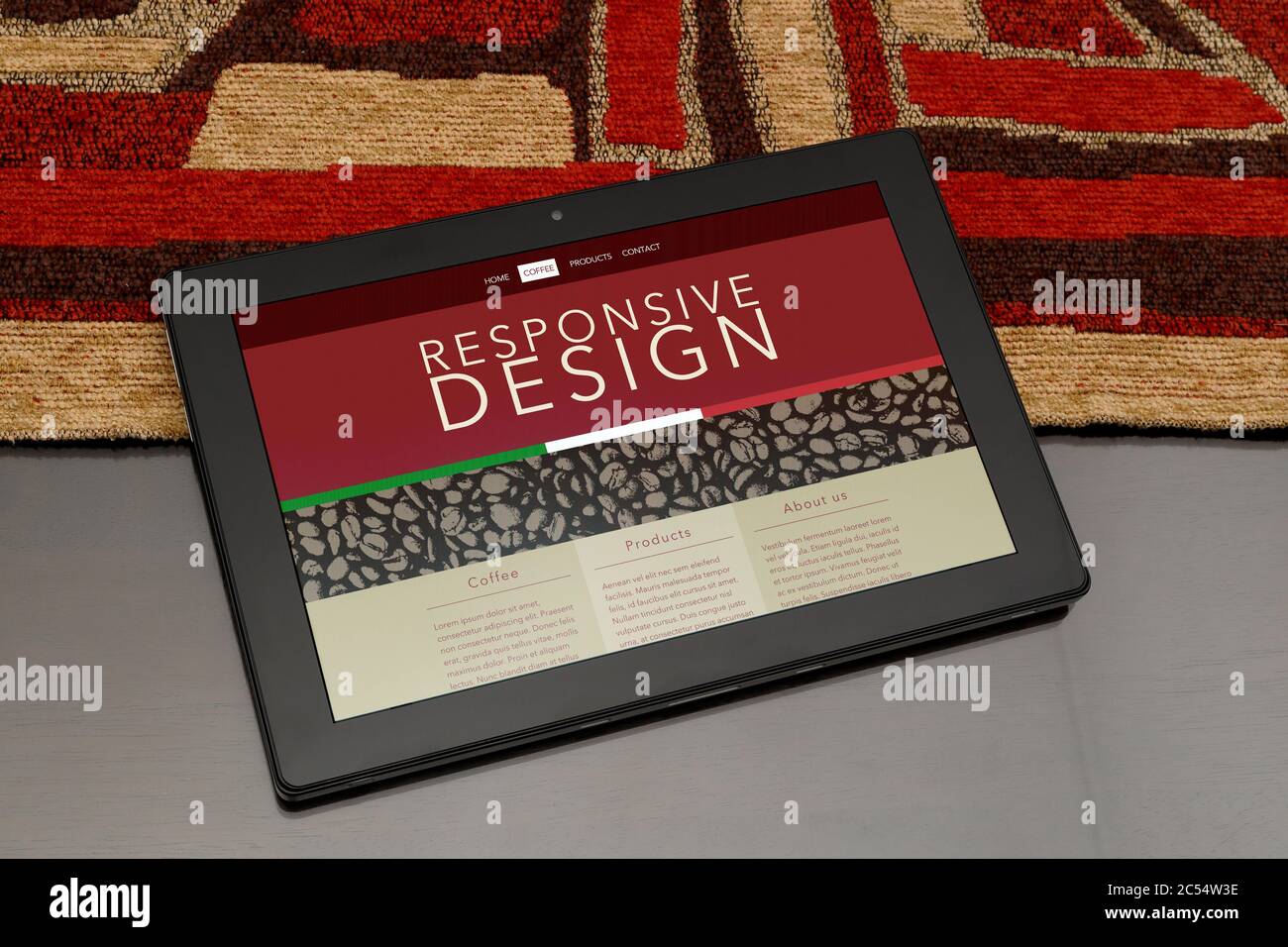 Page Web de conception réactive. Tablette sur table. Dans l'écran est ouvert au site Web réactif du thème du café. Banque D'Images