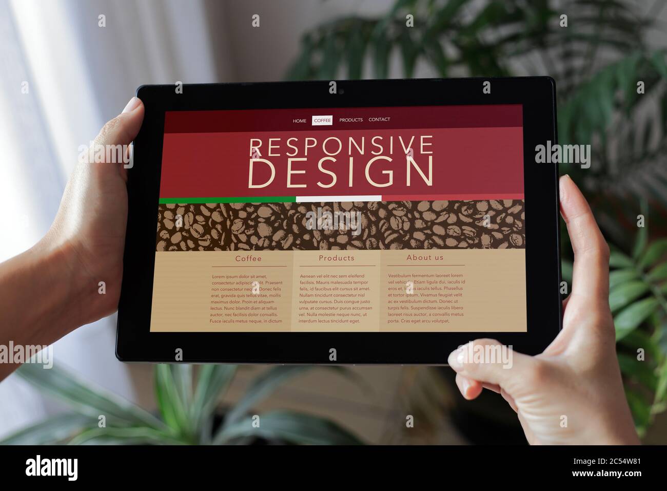 Page Web de conception réactive. Jeune femme avec une tablette dans ses mains. Dans l'écran est ouvert au site Web réactif du thème du café. Banque D'Images