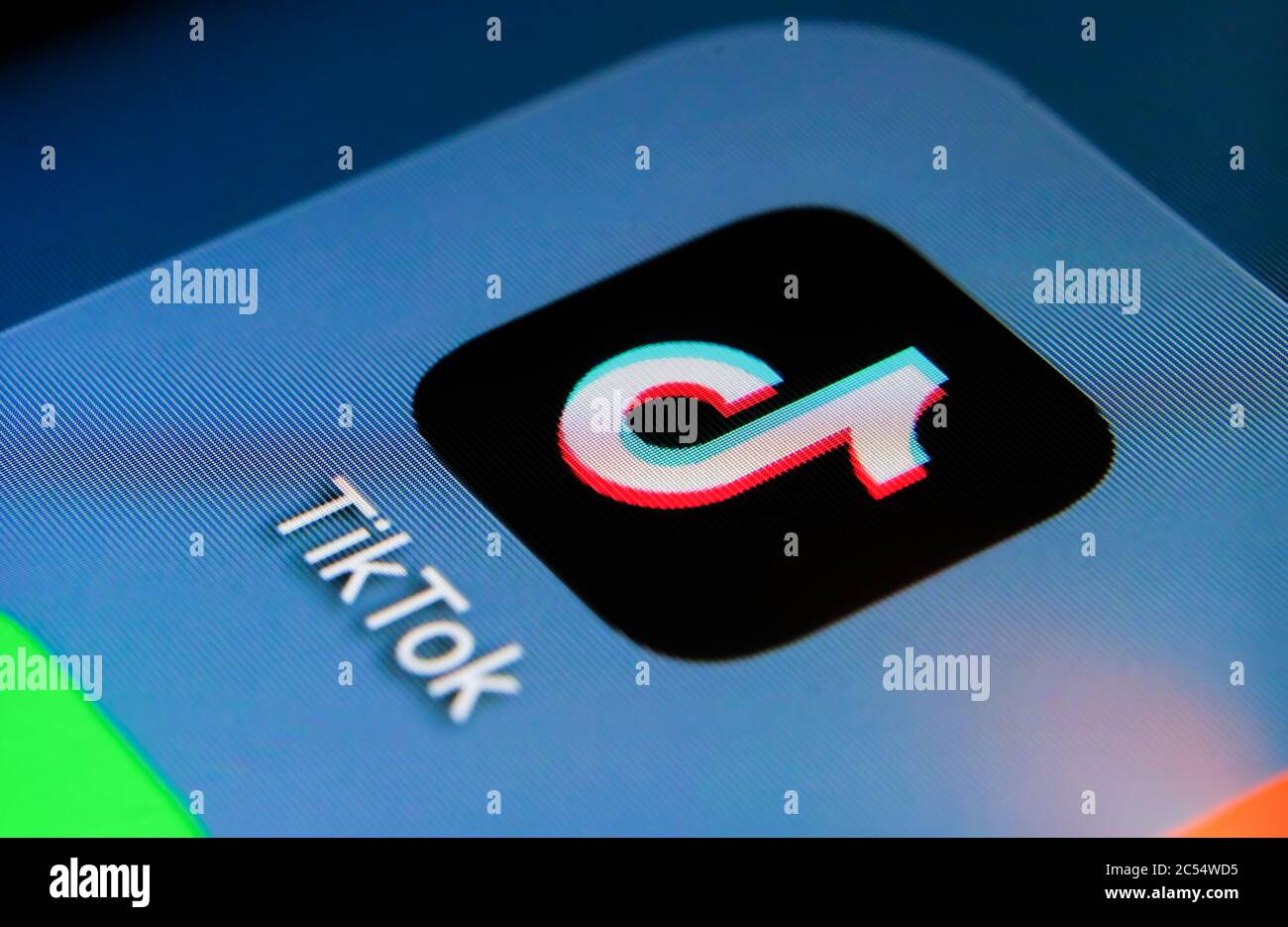 Application TikTok sur l'écran du smartphone avec pixels visibles. Mise au point sélective. Macro. Banque D'Images