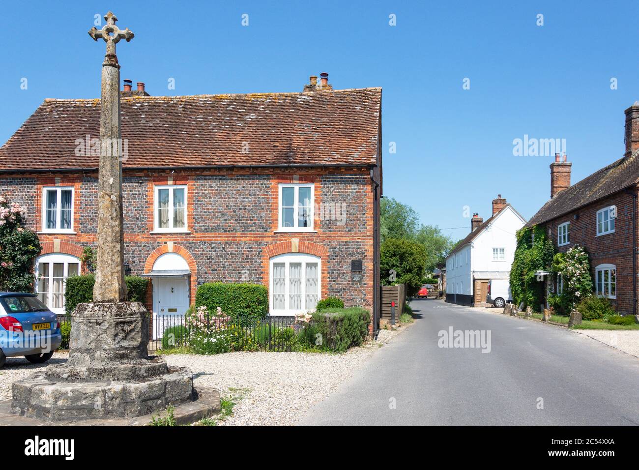 Croix de St Antolin du XVe siècle au centre du village, Newbury Road, Eastbury, Berkshire, Angleterre, Royaume-Uni Banque D'Images
