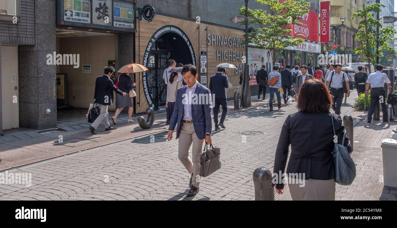 Employés de bureau dans la rue Shinagawa pendant l'heure de pointe du matin, Tokyo, Japon Banque D'Images