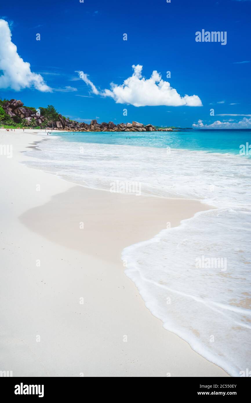 Plage de sable de Grand Anse sur l'île de la Digue, Seychelles. Vacances voyage destination concept. Banque D'Images