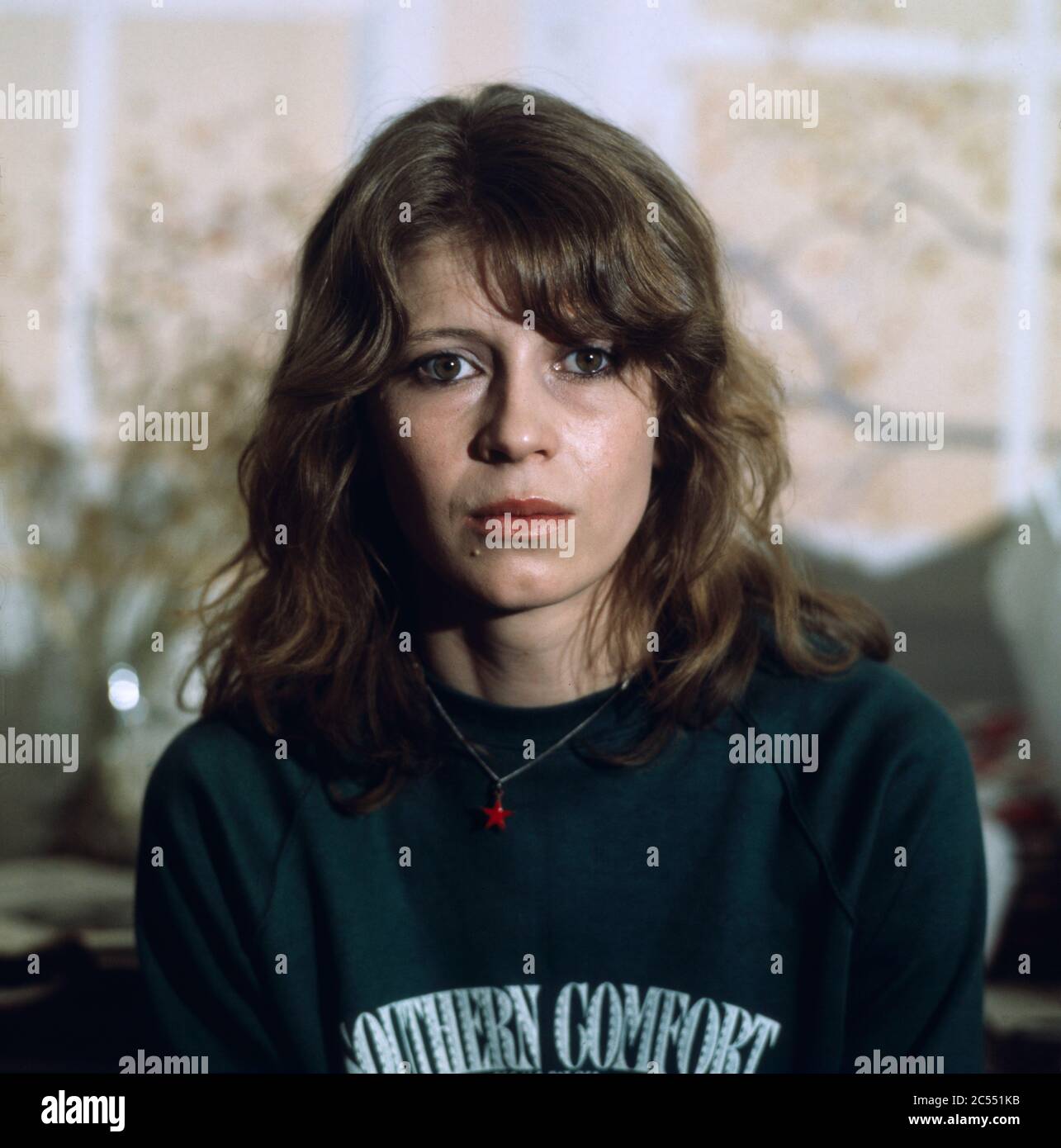 Lisa Kreuzer als Barbara gerät in eine Polytoxikomanie in dem Versuch, ihr Leben zu bewältigen in Notsignale: Barbara, Regie: Hans-Werner Schmidt, 1976. Lisa Kreuzer dans le rôle de Barbara, qui souffre de polytoxicoomanie alors qu'elle lutte avec sa vie à Notsignale: Barbara, Directrice: Hans-Werner Schmidt, 1976. Banque D'Images