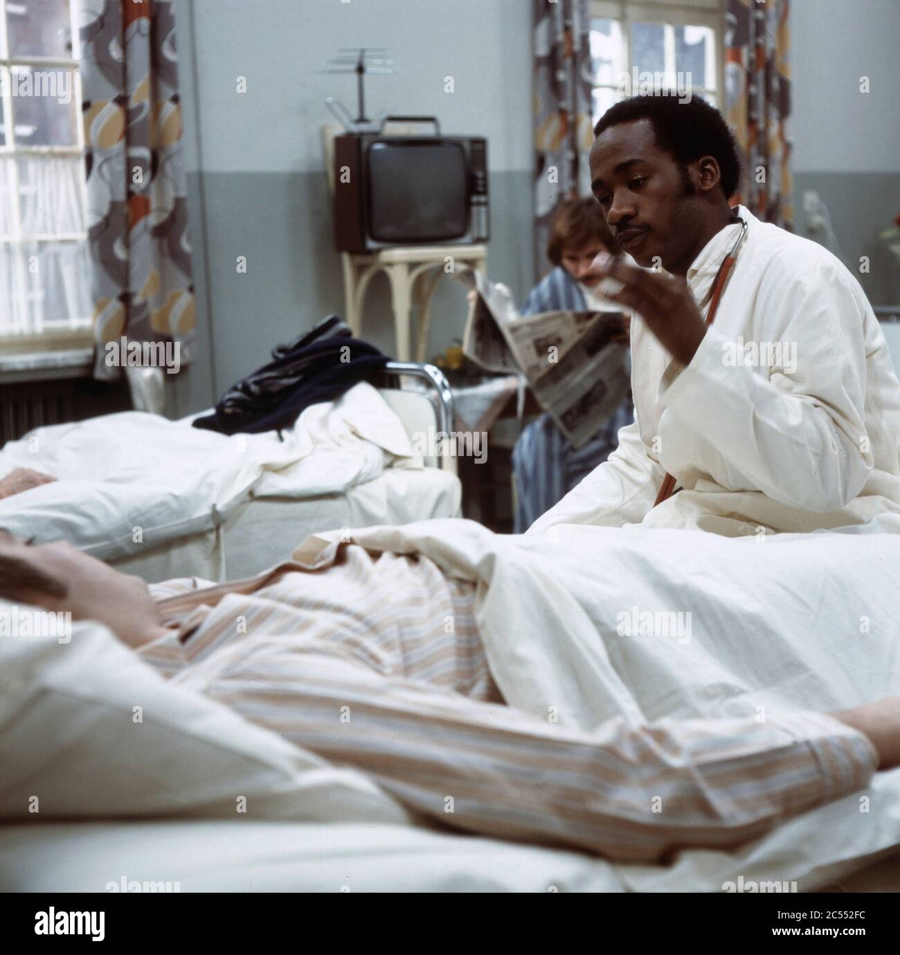 jimmy-ondo-am-bett-eines-patienten-in-der-schwarze-doktor-regie