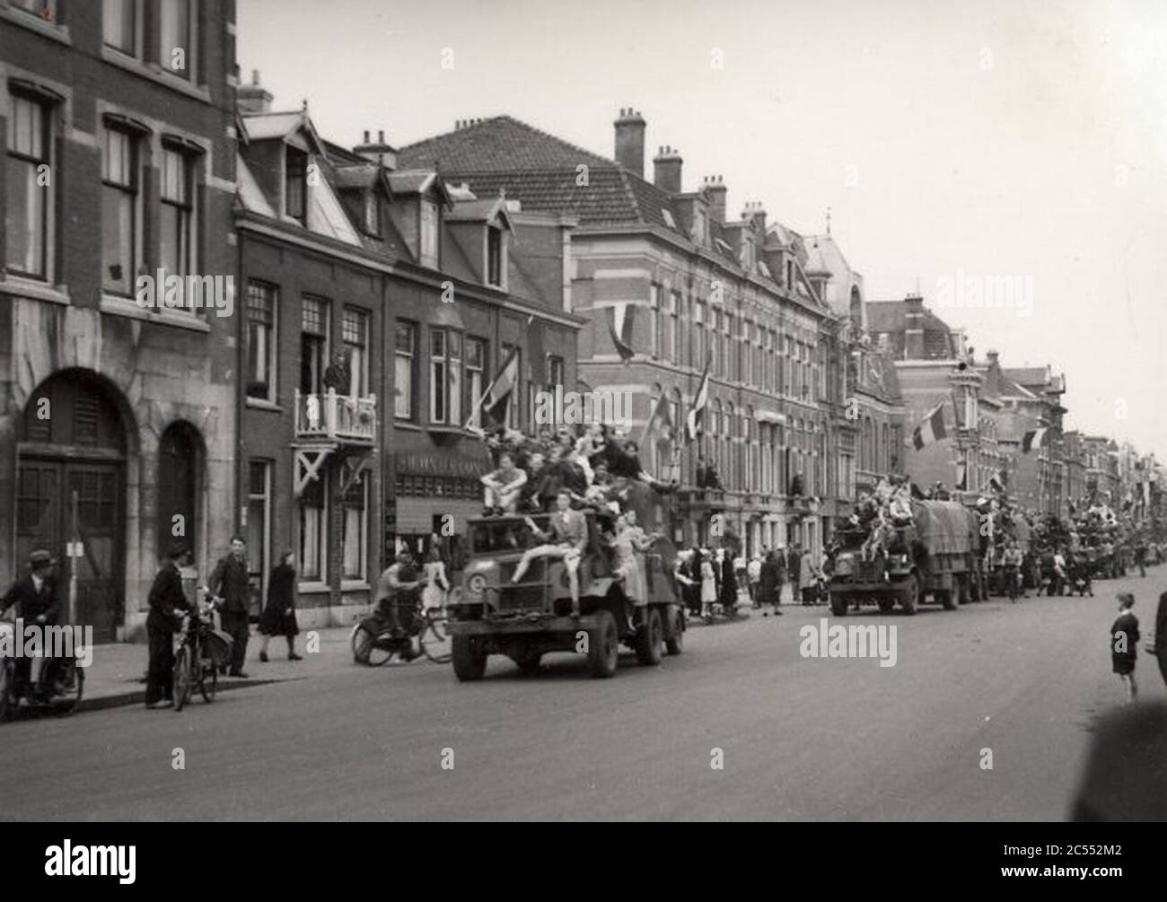 Intocht van de Canadese militairen op de Zijlweg op 8 mei 1945 Noord-Hollands Archief KNA006008494 Banque D'Images
