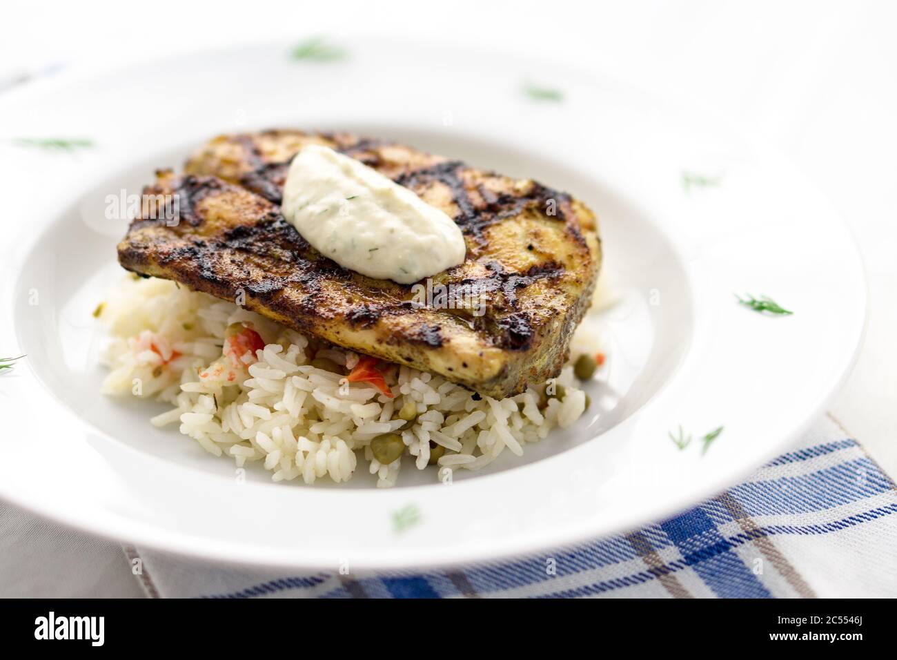 Mahi mahi poisson grillé avec riz vue rapprochée. Ce poisson blanc tropical maigre est également connu comme dolphinfish commun ou dorado. Considéré comme un aliment sain Banque D'Images
