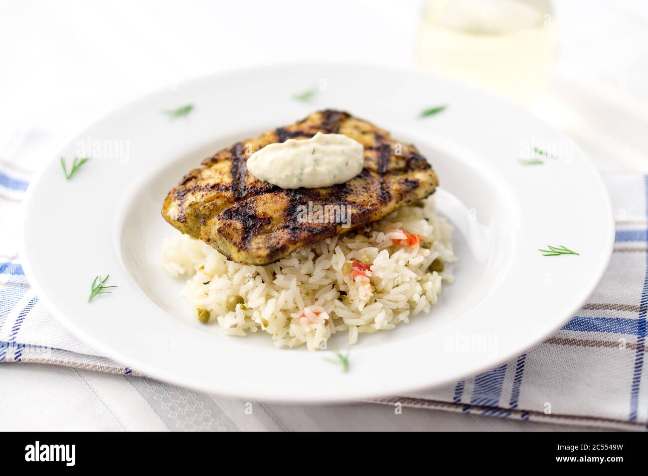 Filet de poisson mahi mahi avec des marques de gril. Ce poisson blanc tropical maigre est également connu comme dolphinfish commun ou dorado. Considéré comme un aliment sain riche je Banque D'Images