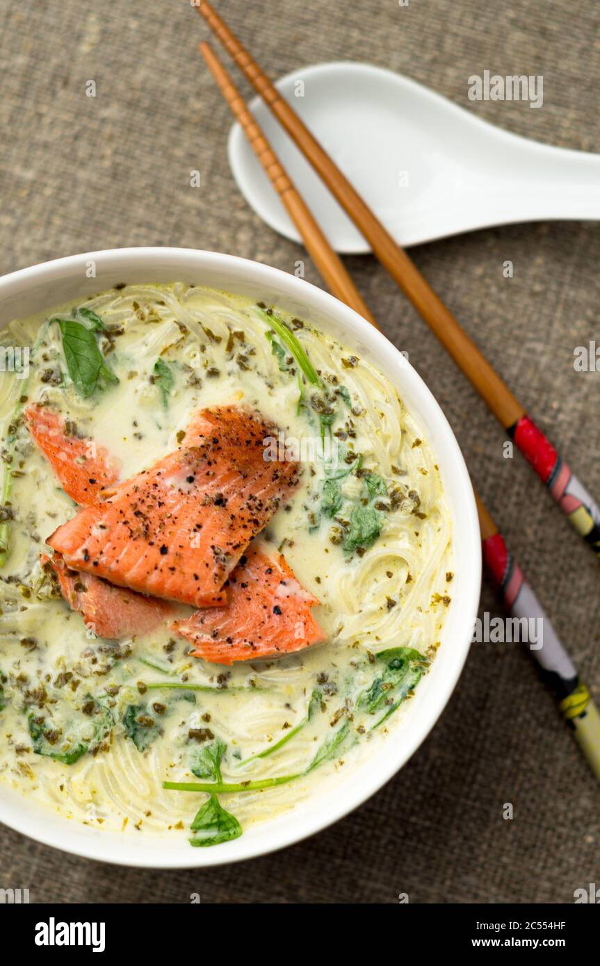 Soupe thaïlandaise avec légumes et nouilles. Tom kha, l'un des aliments thaïlandais les plus populaires, est une soupe épicée et aigre au lait de coco. Vermicelles et s Banque D'Images