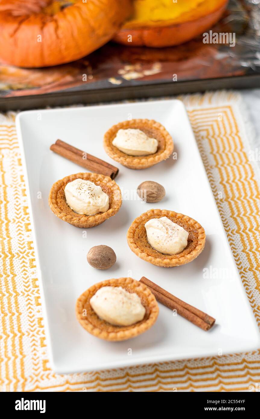 Gâteries au beurre sucré. Mini-tartes à sucre (ou tartes au beurre) avec une croûte de pâte croustillante, une garniture douce et une crème fouettée aux épices de citrouille sur le dessus. A tast Banque D'Images