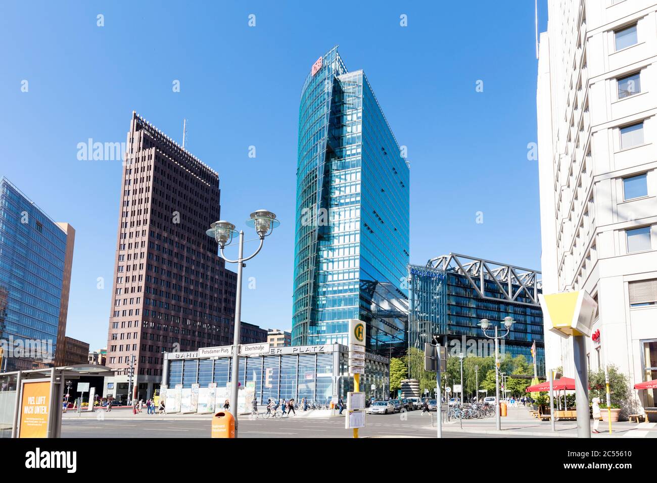 Potsdamer Platz, gratte-ciel, façade de maison, vie urbaine, centre ville, Berlin, Allemagne Banque D'Images