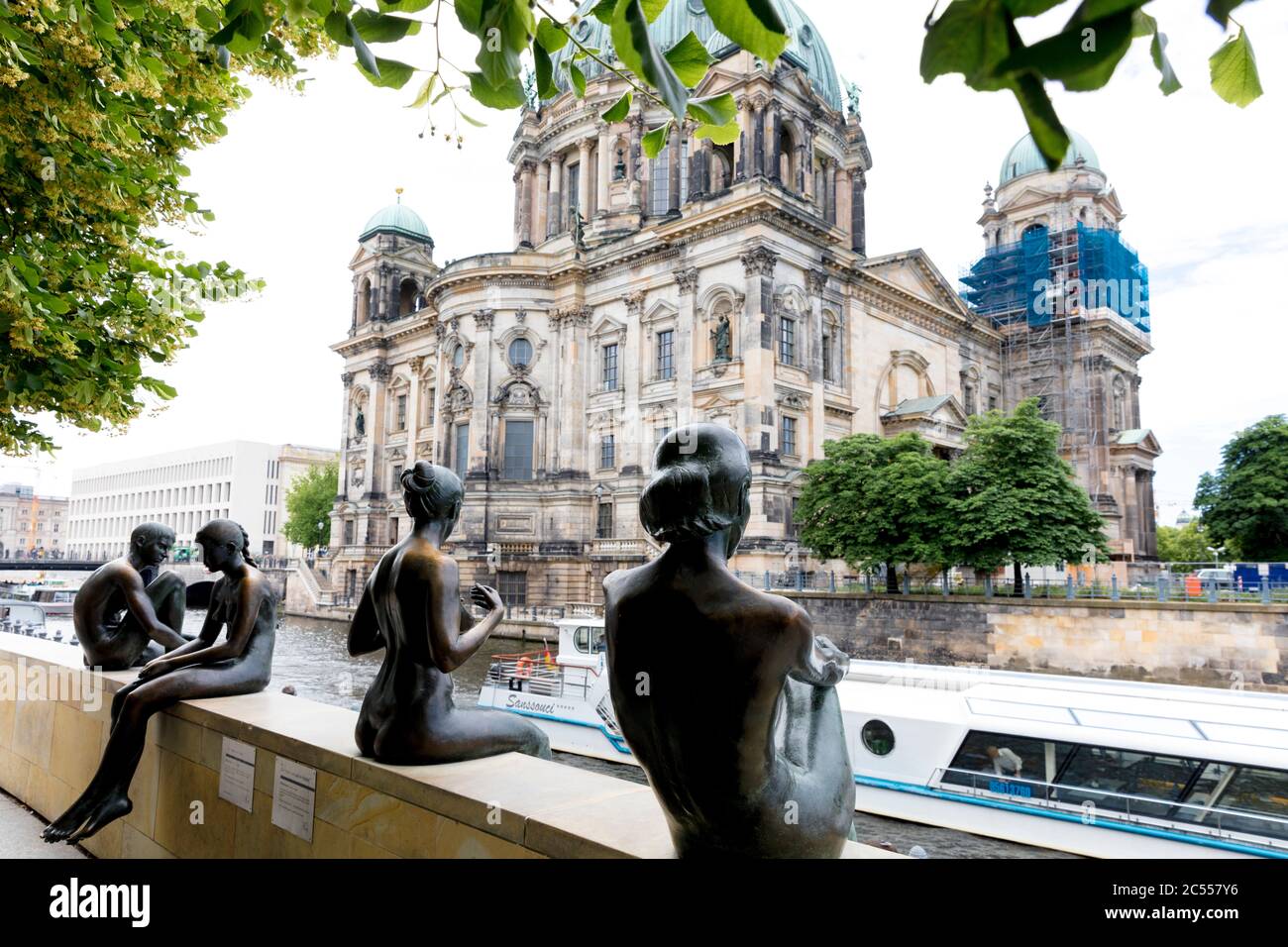 Trois filles et un garçon, groupe de figures, figures de bronze, monument, Musée de la Bode, rivière, Spree, Berlin, Banque D'Images