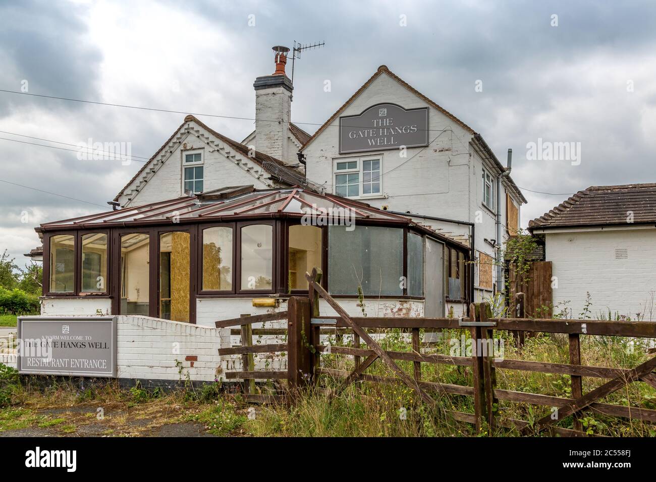 Abandonné et prêt pour la démolition la porte est bien accroché à Woodgate près de Hanbury dans le Worcestershire, en Angleterre. Banque D'Images