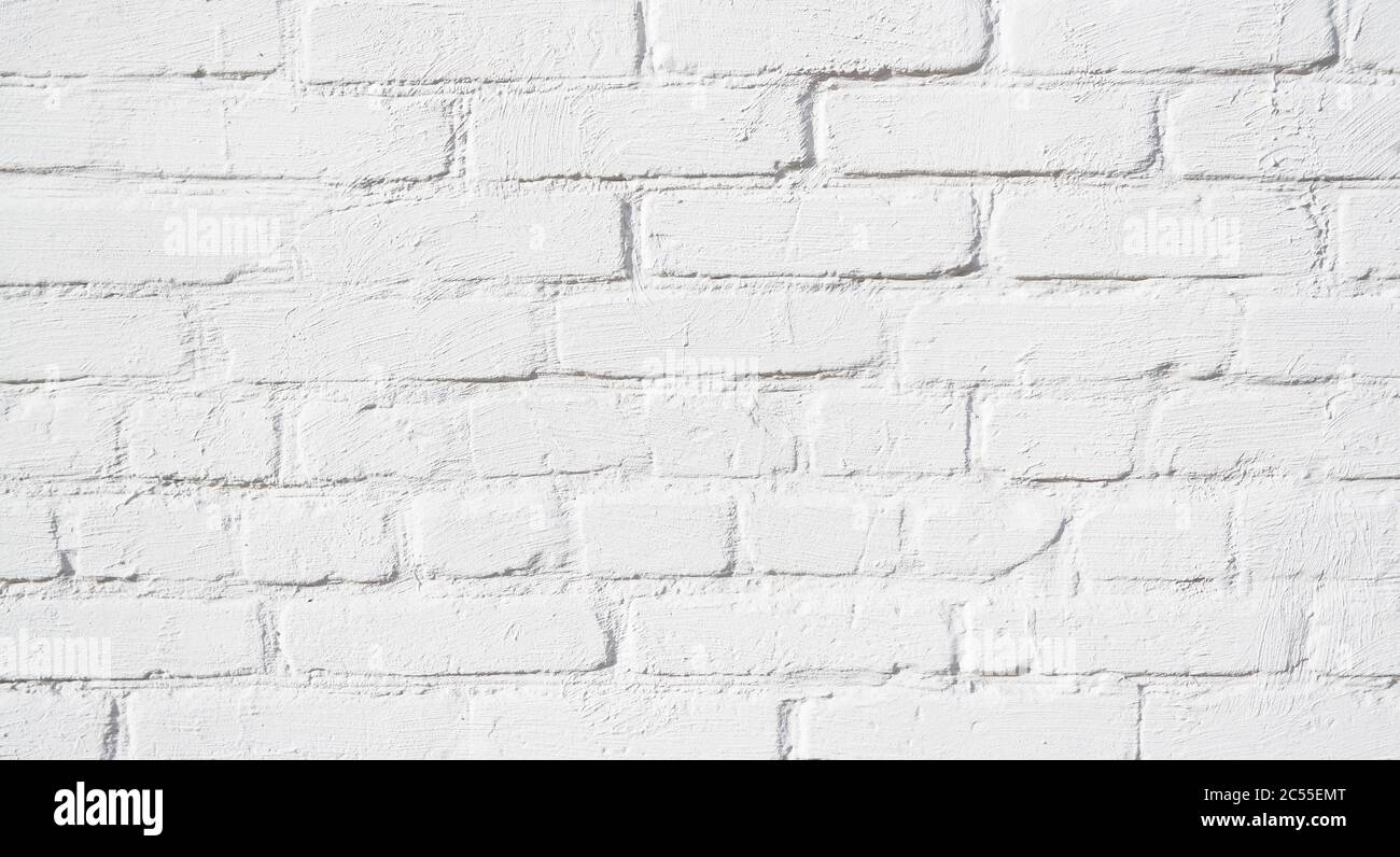 Gros plan sur un mur en briques blanches peintes à la main, loft. Fond ou texture qualitatif. Banque D'Images