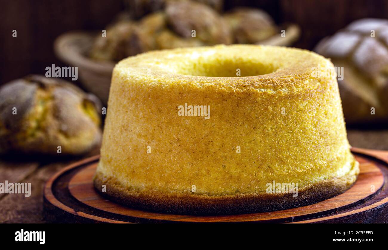 Gateau De Semoule De Mais Gateau Bresilien Typique Fait Avec De La Farine De Mais Appele Fuba Gateau Sur Une Table Rustique En Bois Cuisine Bresilienne Typique Photo Stock Alamy