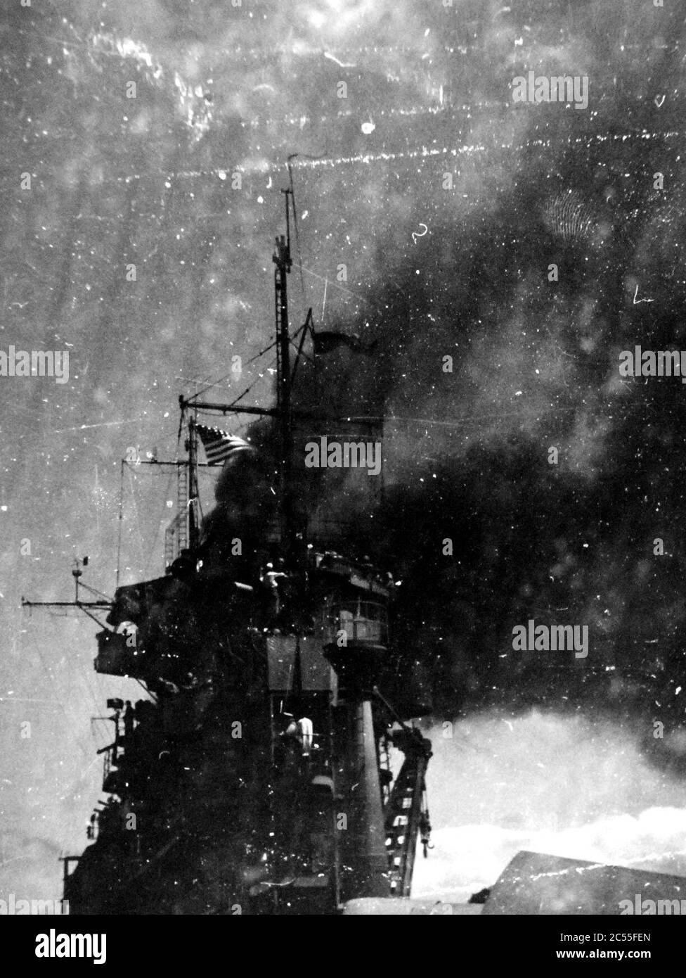 Île de l'USS Yorktown (CV-5) après des attentats à la bombe pendant la bataille de Midway, le 4 juin 1942 Banque D'Images