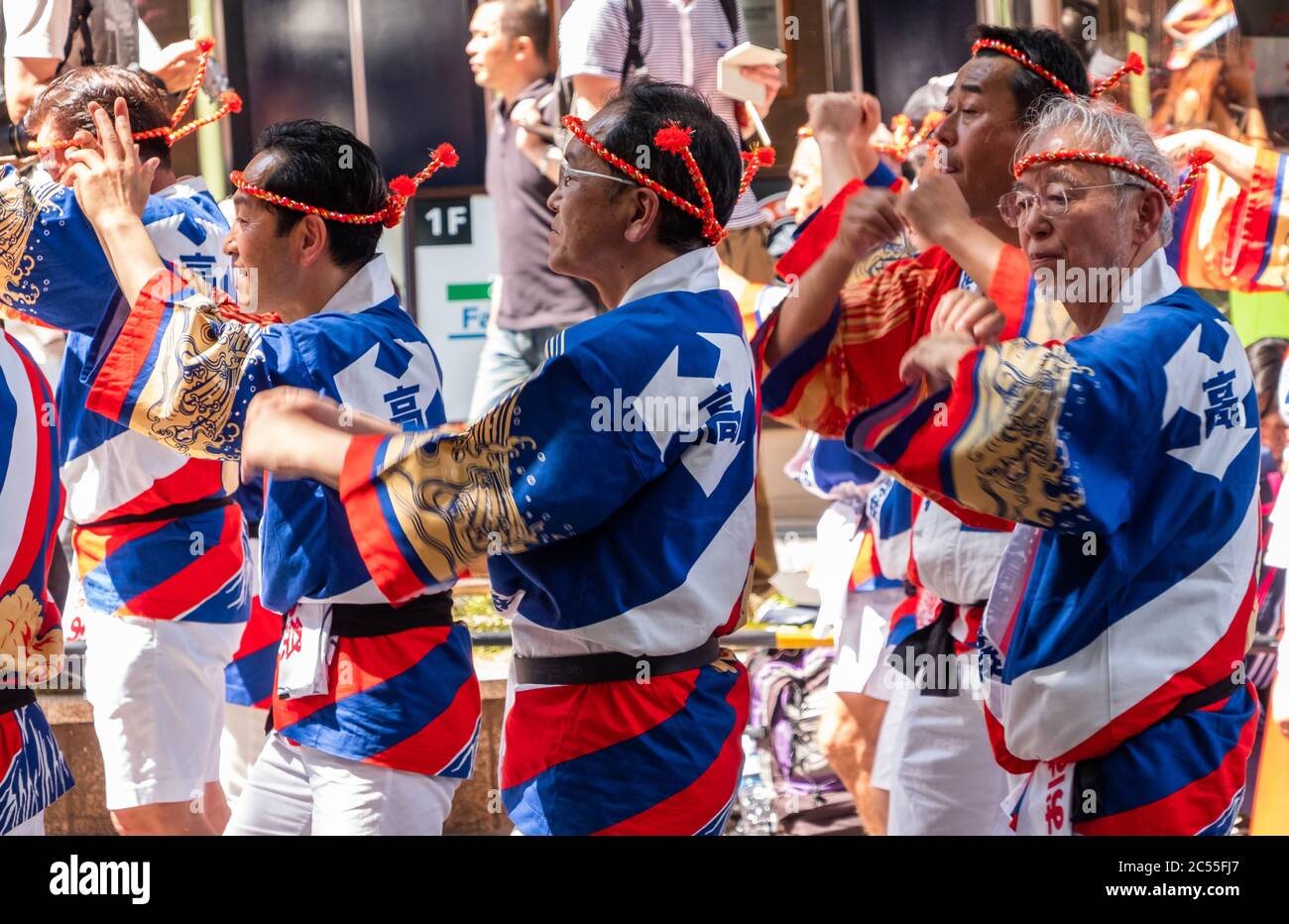 Danseurs folkloriques dans le yukata coloré dansant dans le festival Shibuya Kagoshima Ohara Matsuri dans la rue de Shibuya, Tokyo, Japon. Banque D'Images