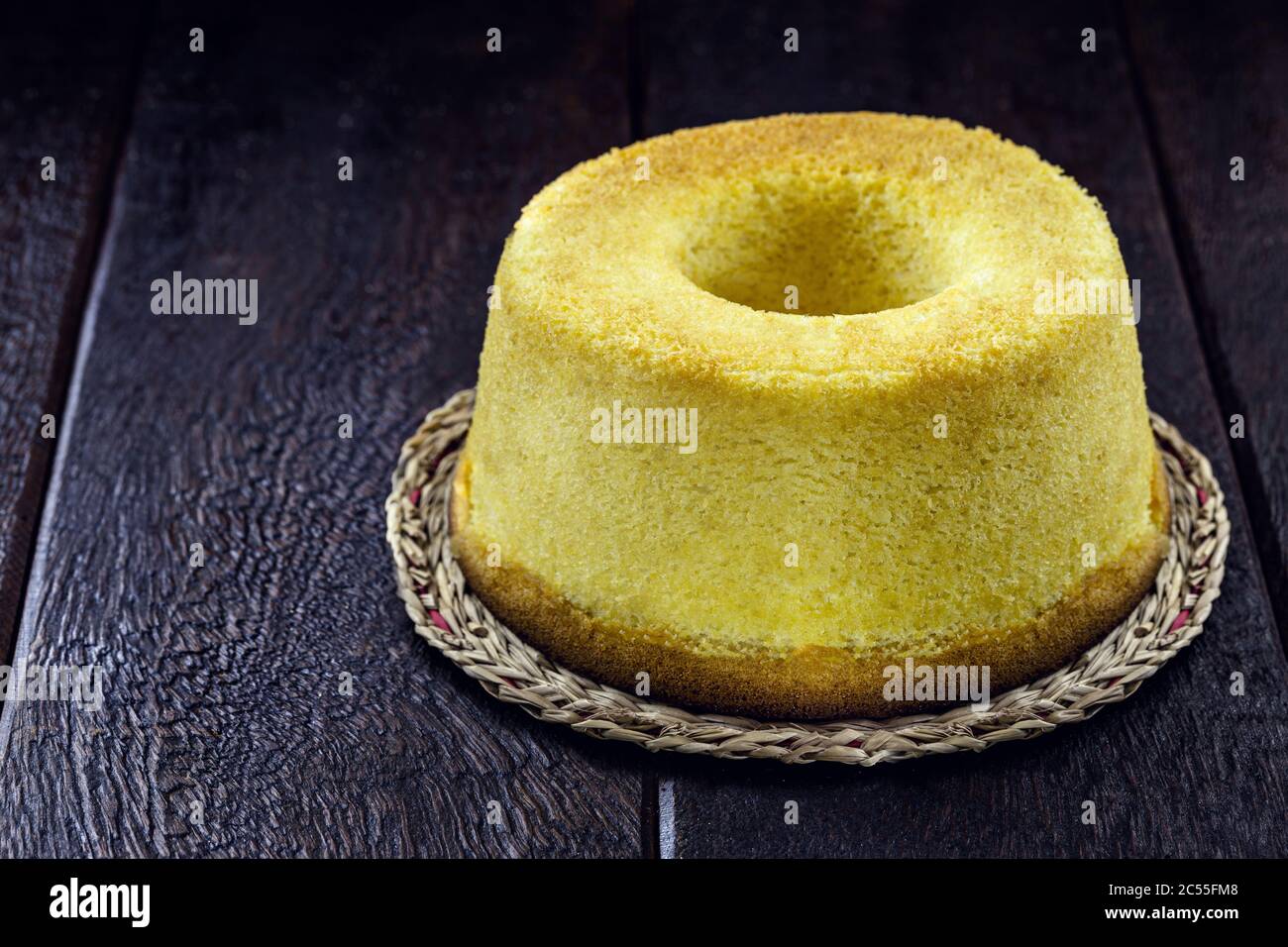 Gateau De Semoule De Mais Gateau Bresilien Typique Fait Avec De La Farine De Mais Appele Fuba Gateau Sur Une Table Rustique En Bois Cuisine Bresilienne Typique Photo Stock Alamy