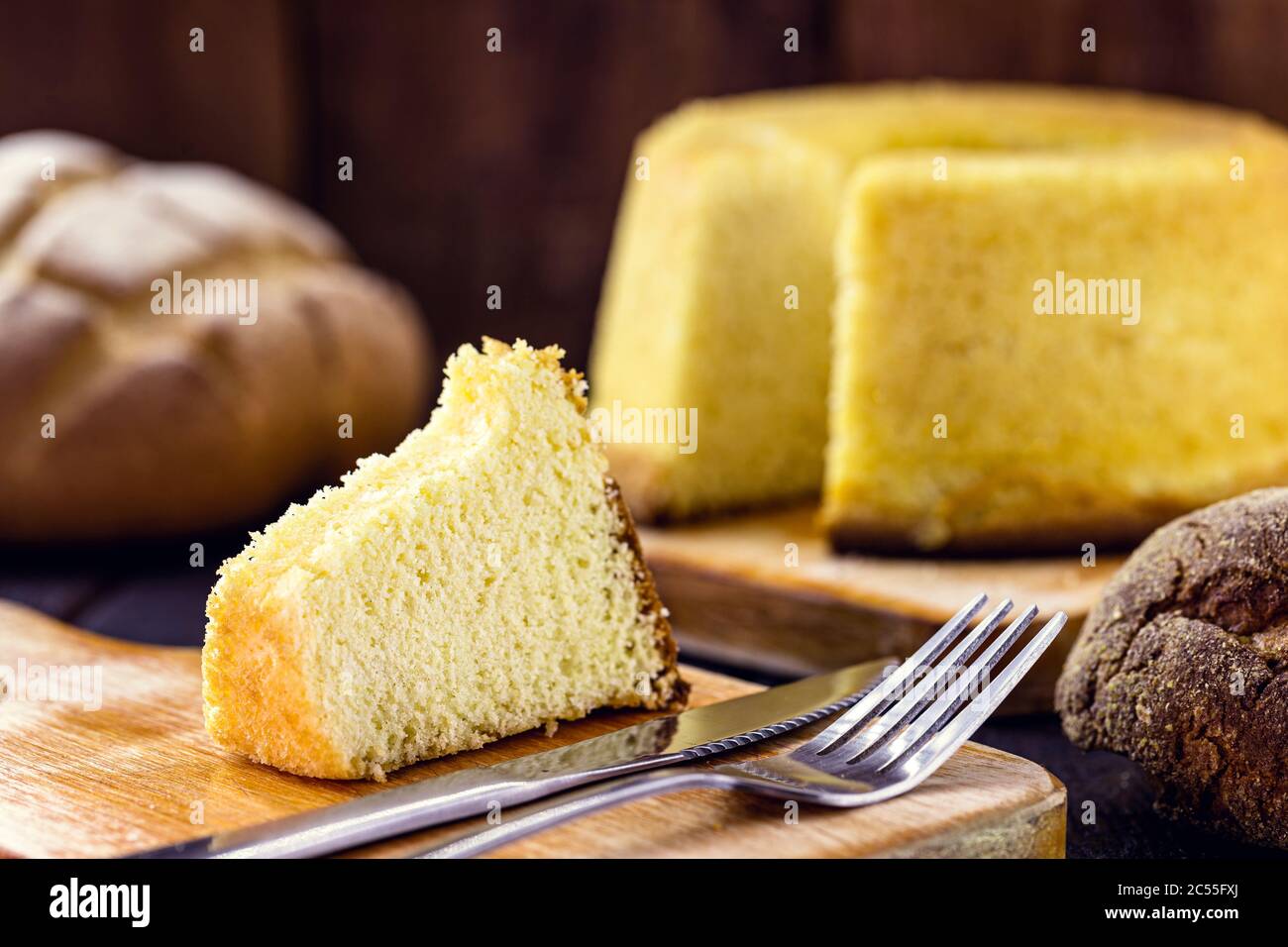 Tranche de gâteau brésilien de maïs faite avec un type de farine de maïs (FUBA). Gâteau traditionnel fait maison du Brésil. Banque D'Images