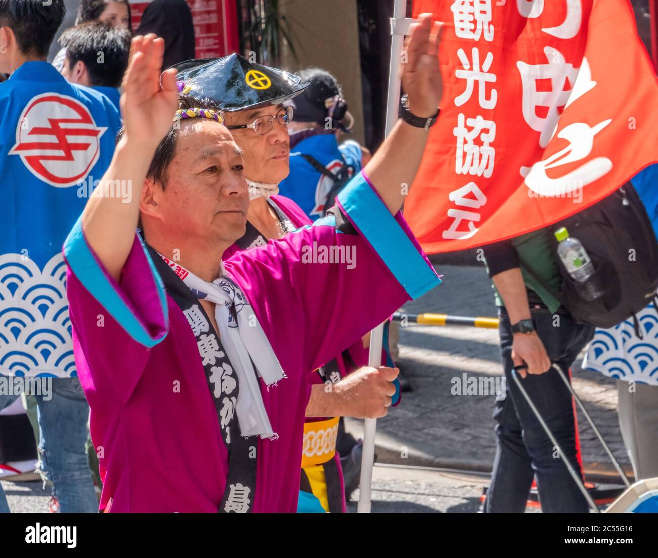 Danseurs folkloriques dans le yukata coloré dansant dans le festival Shibuya Kagoshima Ohara Matsuri dans la rue de Shibuya, Tokyo, Japon. Banque D'Images