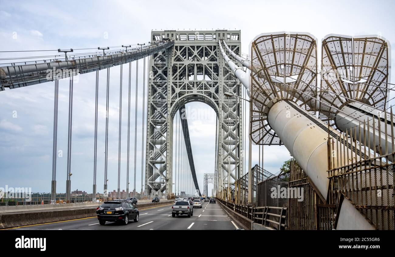 New York, États-Unis, 28 juin 2020. Les véhicules traversent la plate-forme supérieure du pont George Washington reliant New York City au New Jersey Banque D'Images