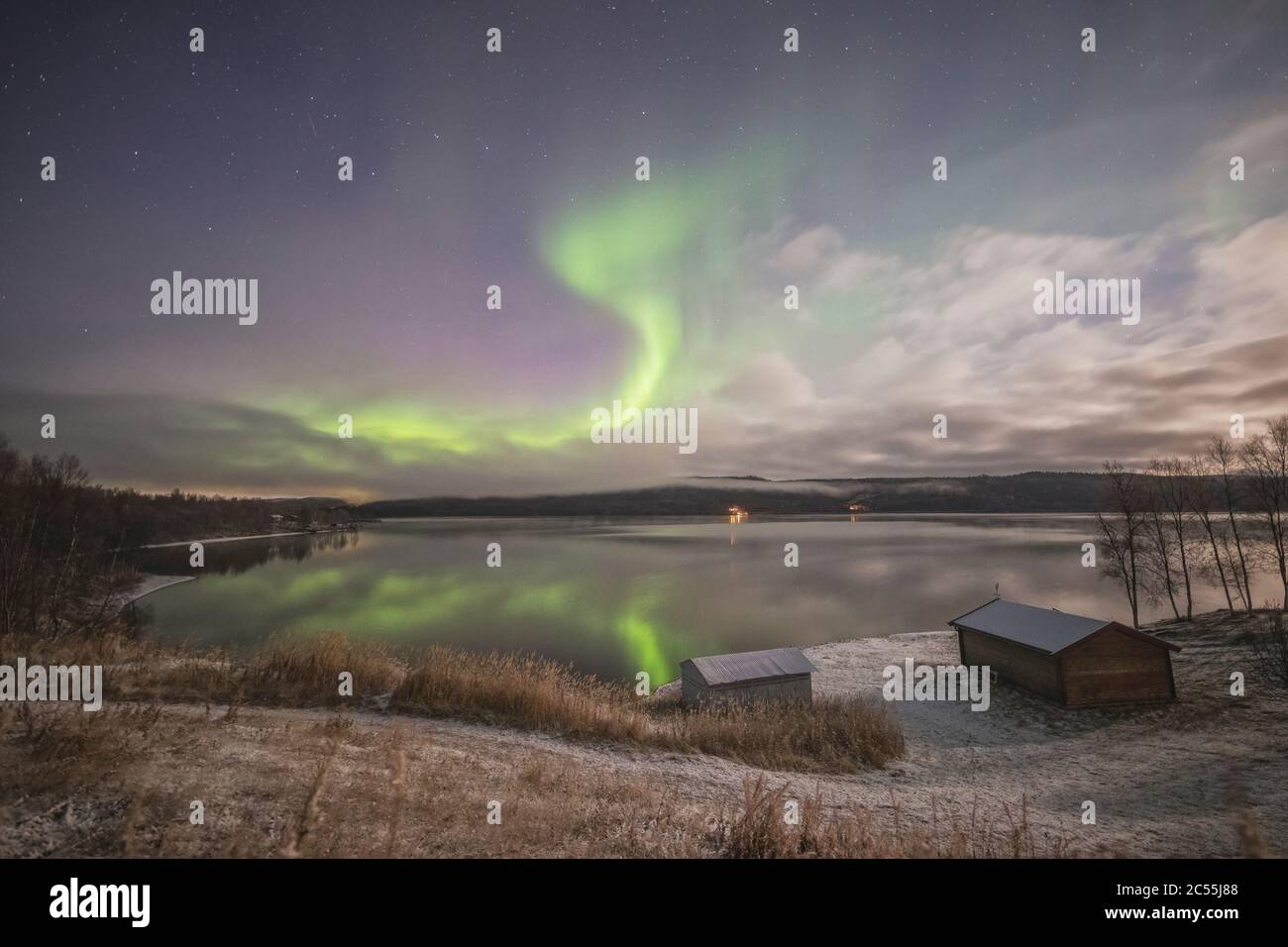 Lumières du nord à Tromso norvège sur maison en bois Banque D'Images