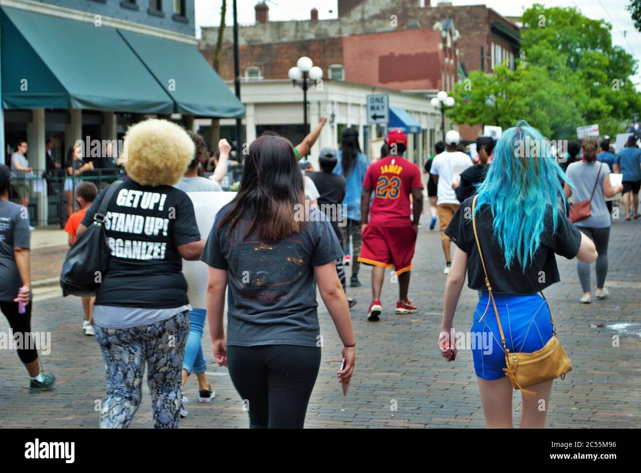 Dayton, Ohio, États-Unis 05/30/2020 des manifestants lors d'un rassemblement de personnes noires défilent dans la rue en tenant des panneaux et en portant des masques Banque D'Images