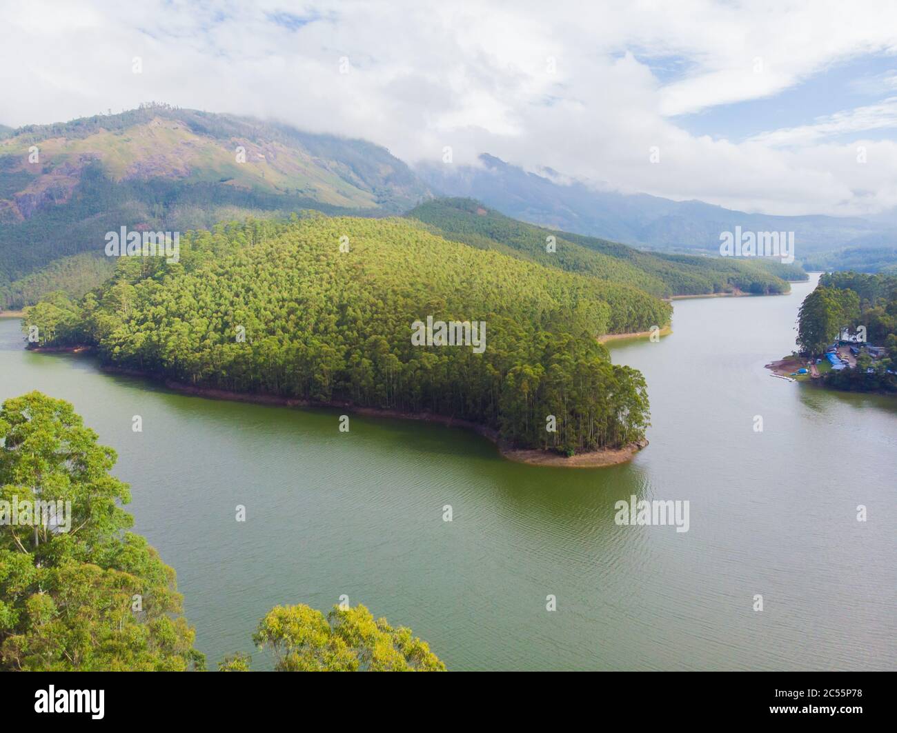 Vue aérienne belle nature avec montagnes et collines au bord du lac Mattumesty. Etat du Kerala. Près de la ville de Munar. Banque D'Images