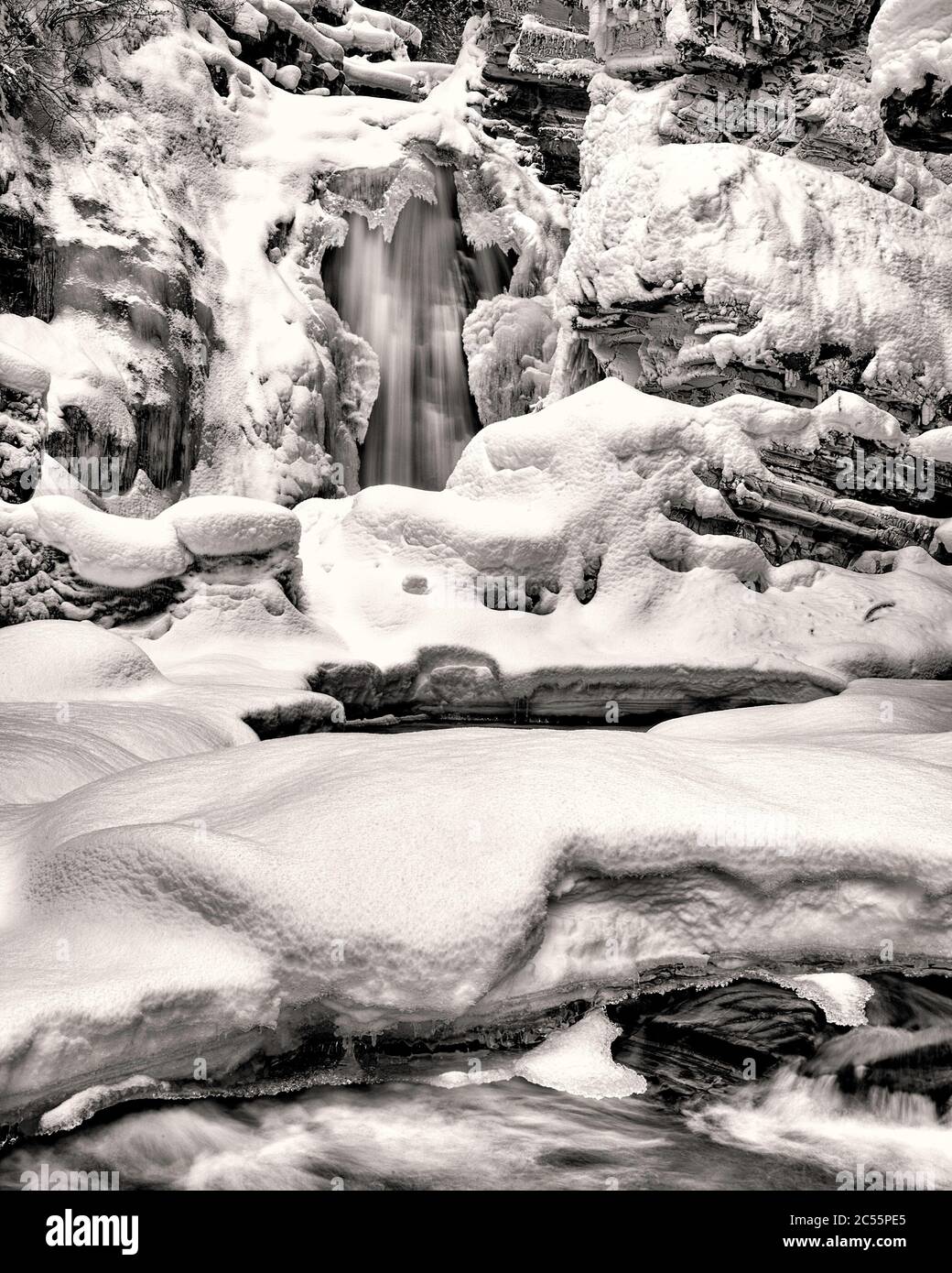 Cascade de glace en hiver Banque D'Images